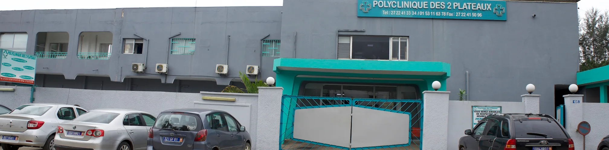 Vue panoramique de la façade de la Polyclinique des II Plateaux